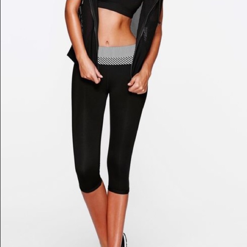 Lorna Jane Origami Support Cropped Leggings